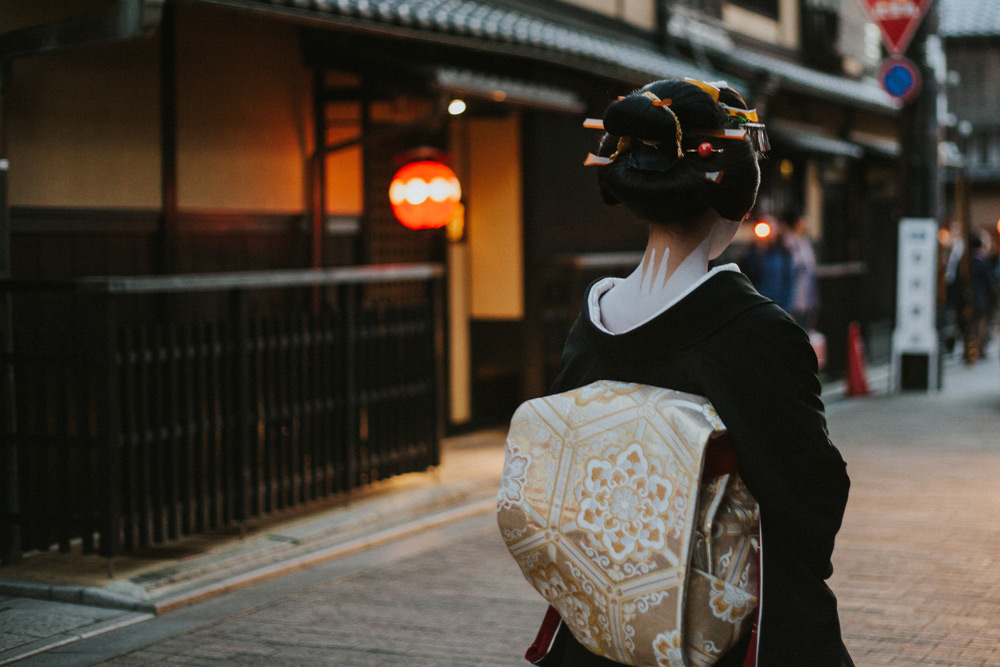 Kyoto geisha in the evening