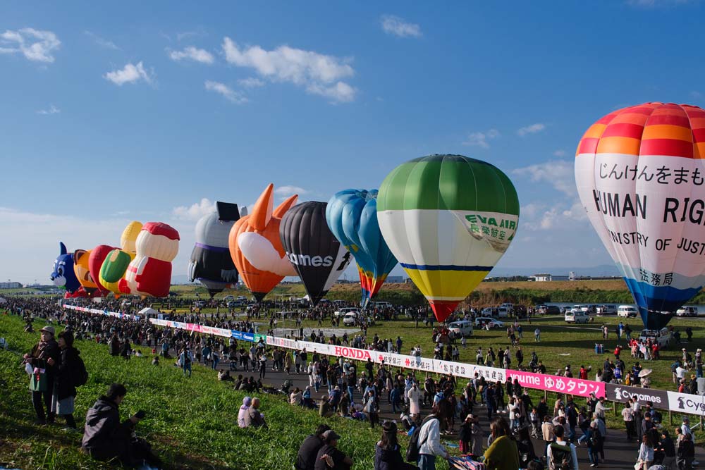 hot air balloons getting pumped up at saga balloon fiesta