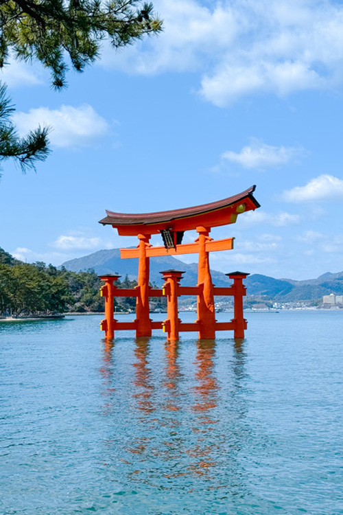 miyajima torii gate japan