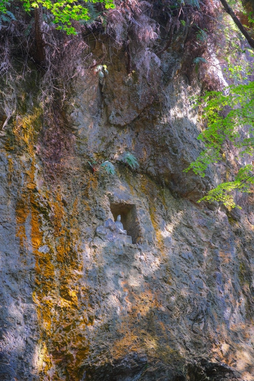 Ishiba Shrine cave statue