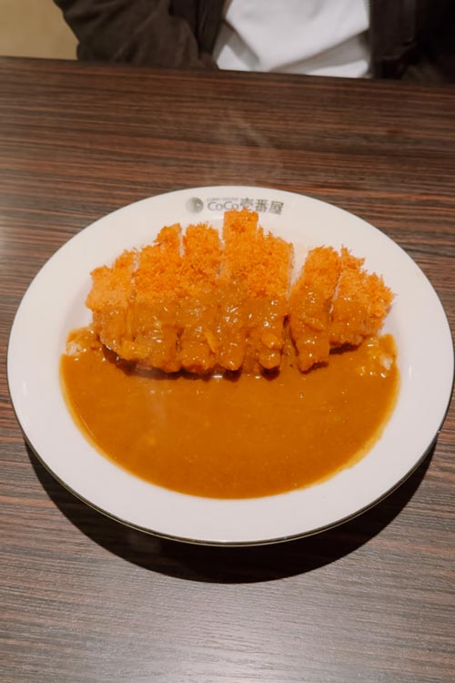 coco ichibanya bowl of rice and curry with chicken cutlet on top